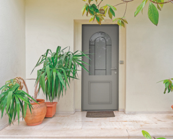 porte d'entrée en bois avec une vitre