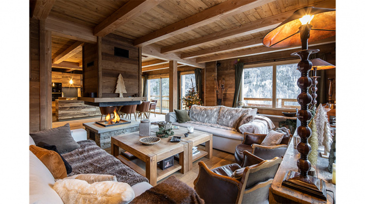 UN CHALET RUSTIQUE DANS LES MONTAGNES ALPINES