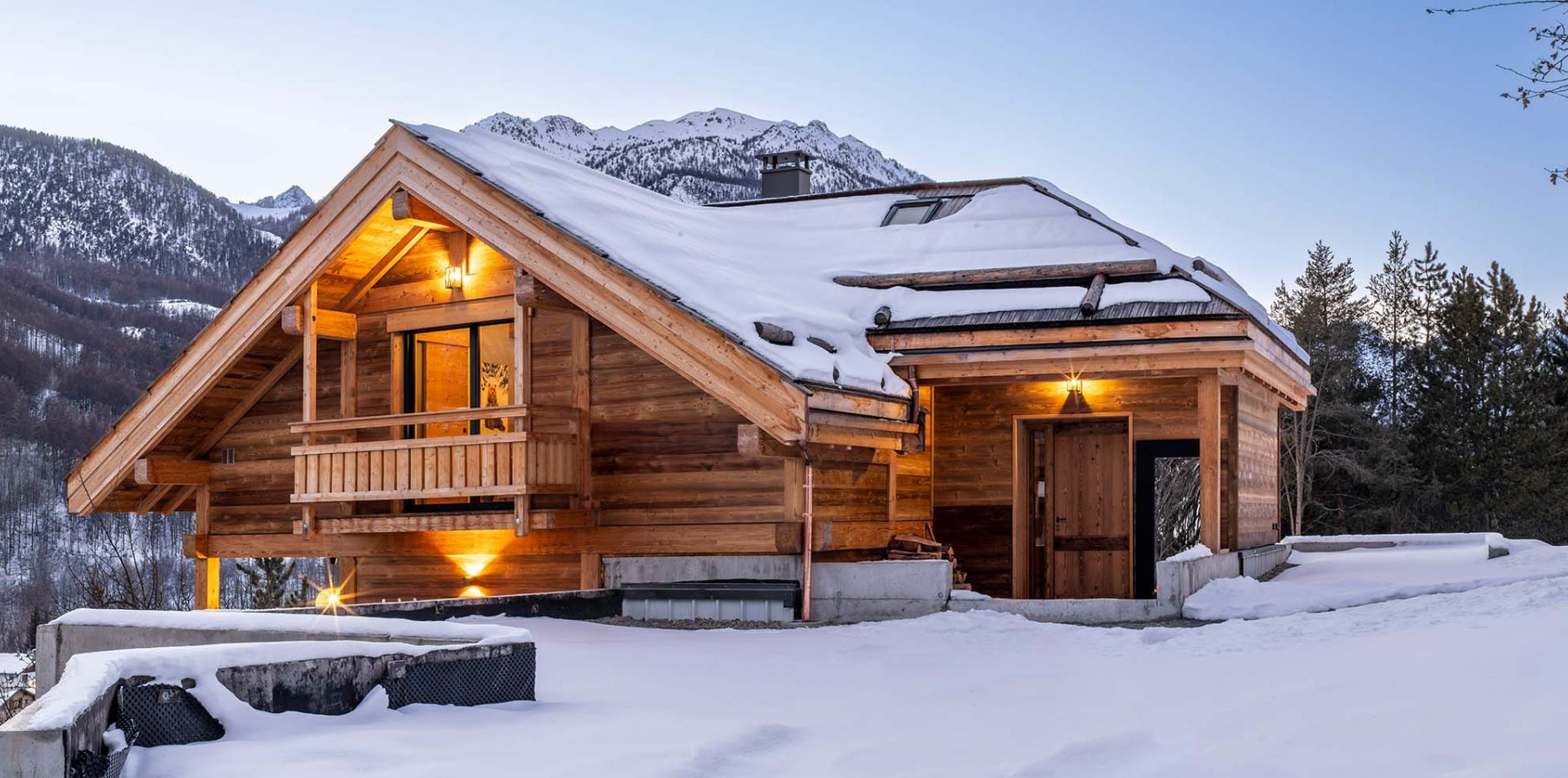 UN CHALET RUSTIQUE DANS LES MONTAGNES ALPINES